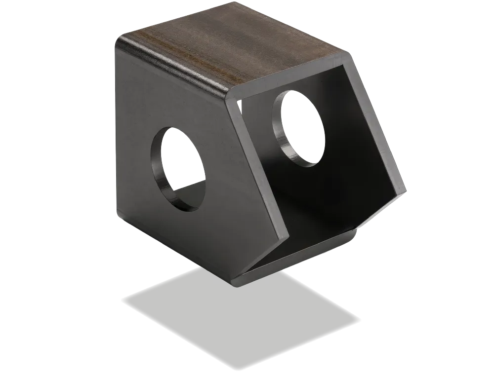 Schwarzes Metallwinkelstück mit zwei Durchlasslöchern und V-förmiger Innenkante.