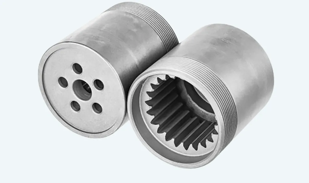 Zwei Metallzylinder mit Außengewinde und Lochplatte, Innenzahnrad sichtbar.